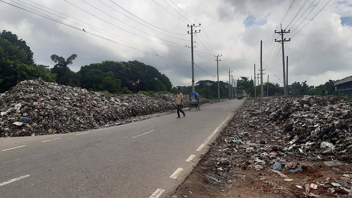 হবিগঞ্জ পৌর শহরের যত্রতত্র পড়ে আছে ময়লা-আবর্জনা। স্থায়ী ডাম্পিং স্টেশন না থাকায় শহরের এসব আবর্জনা অপসারণ করে ফেলা হচ্ছে আধুনিক স্টেডিয়ামের পার্শ্ববর্তী সড়কের পাশে। এতে দুর্গন্ধে পথচারী ও স্টেডিয়ামগামী মানুষজনের চলাচল করতে সমস্যা হচ্ছে। সোমবার বিকেলে তোলা।