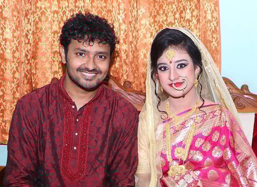 বিয়ের আনুষ্ঠানিকতা শেষে সাব্বির আহমেদ ও নাসরুমা নাসির।