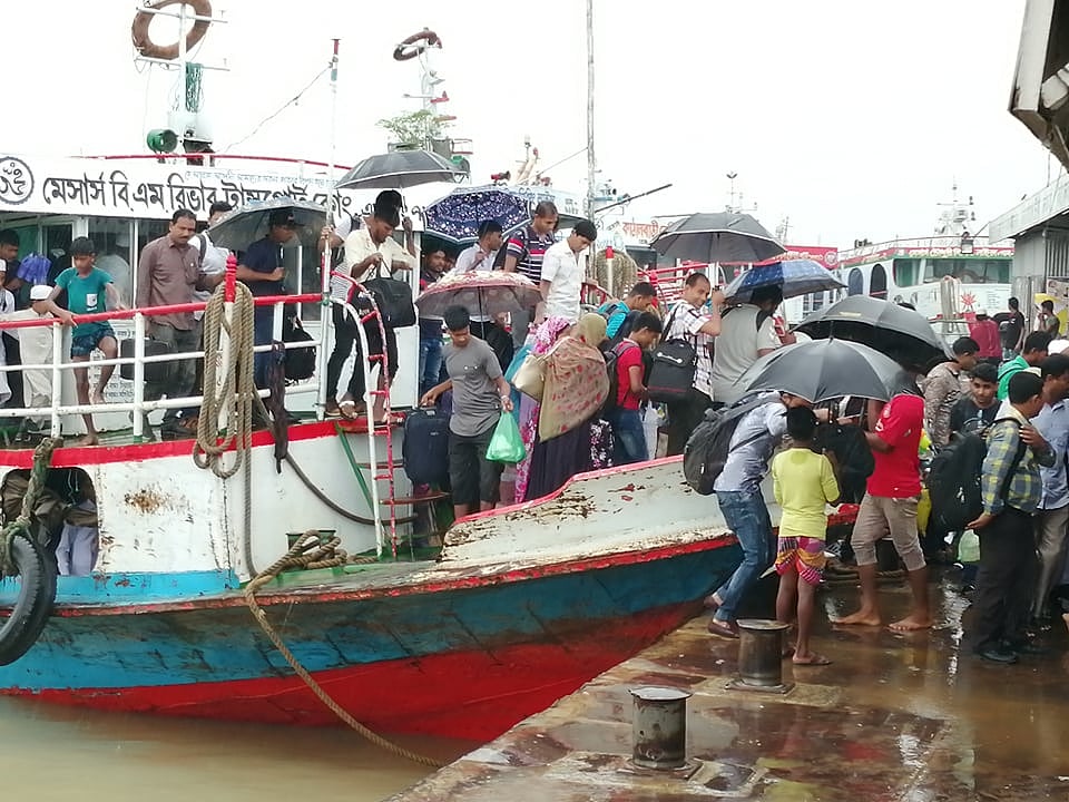 মাদারীপুরের কাঁঠালবাড়ি ও মুন্সিগঞ্জের শিমুলিয়া নৌপথে লঞ্চ ও স্পিডবোট চলাচল শুরু হয়েছে