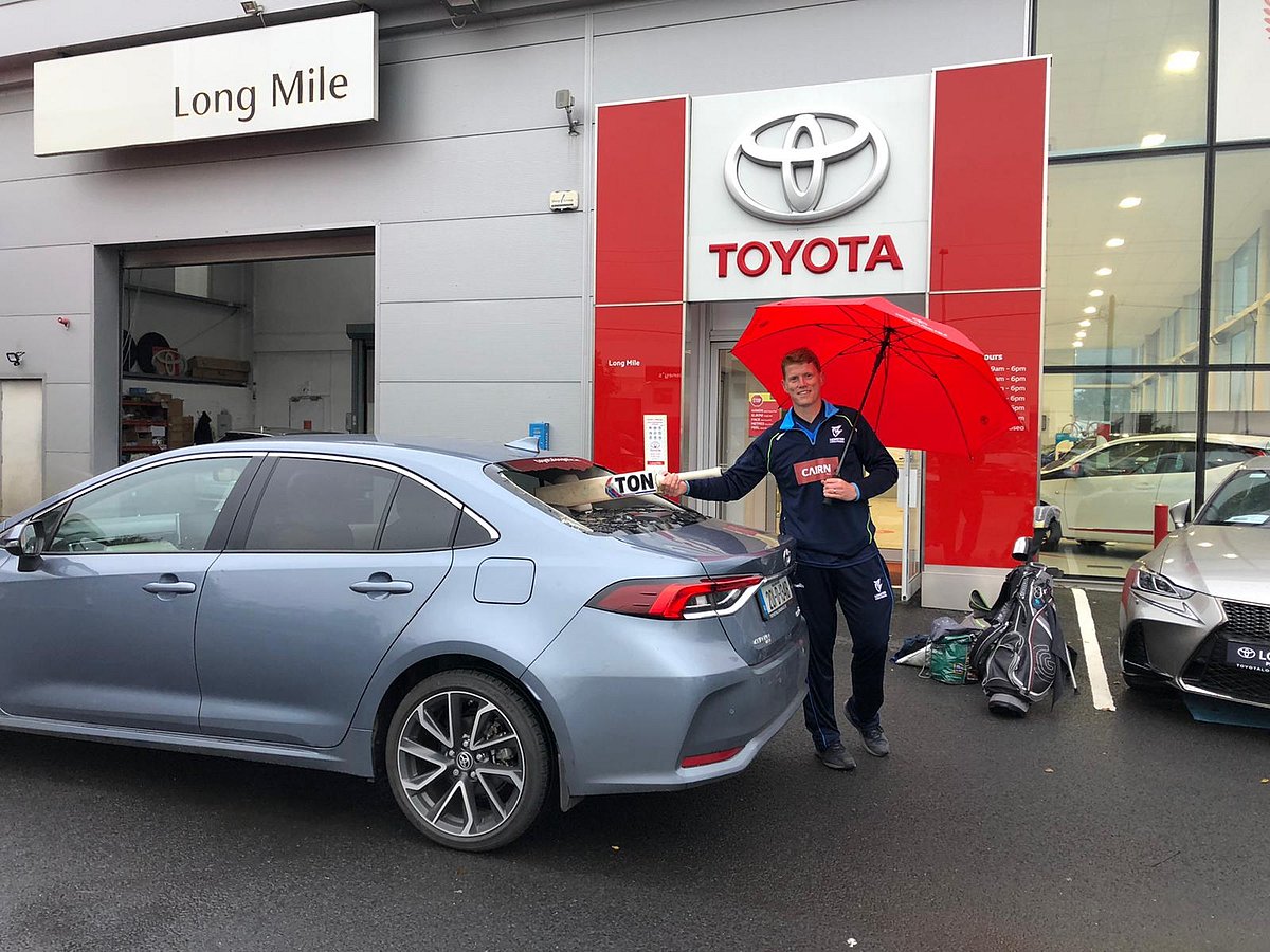 গাড়ি ঠিক করতে আনার পর ব্যাট দিয়ে মজা করার লোভ সামলাতে পারেননি কেভিন।