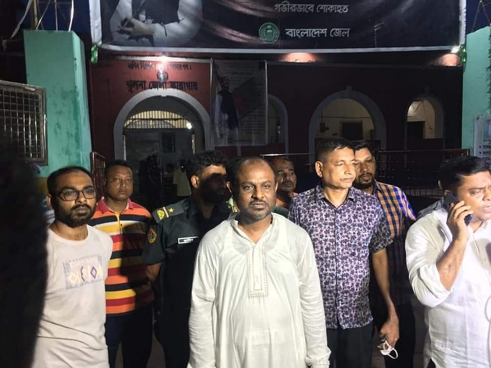 দীর্ঘ ২০ বছর পরে কনডেম  সেল থেকে মুক্তি পেয়েছেন ফাঁসির আসামি শেখ জাহিদ। আজ সোমবার সন্ধ্যায় খুলনা জেলা কারাগার ফটকে।