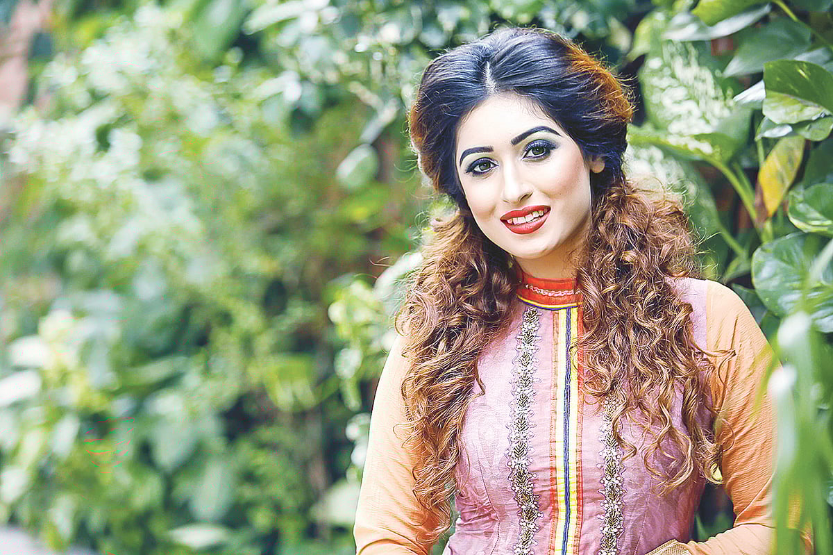 কোঁকড়া চুলে পনিটেল। মডেল : সিম্মি