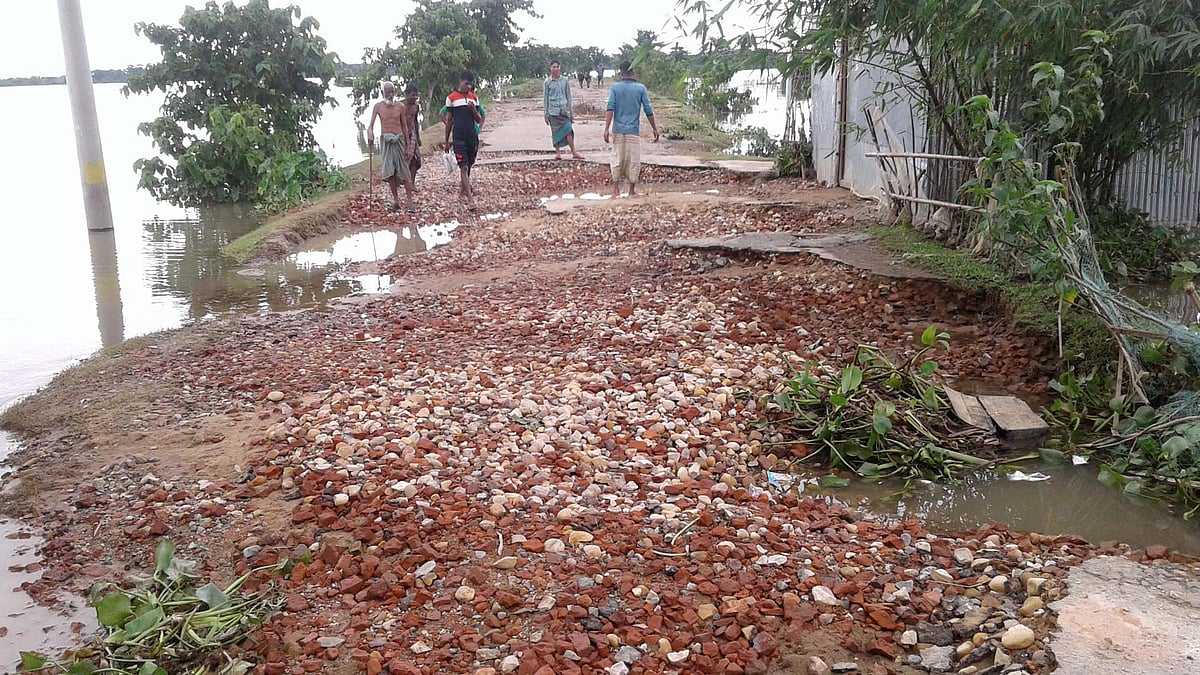 বন্যায় ক্ষতিগ্রস্ত সুনামগঞ্জের বিশ্বম্ভরপুর উপজেলায় নিয়ামতপুর-ফতেপুর সড়কটির বিভিন্ন অংশের পলেস্তারা ক্ষয়ে গিয়ে তৈরি হয়েছে গর্ত। চলাচলের 
নেই কোনো উপায়। সম্প্রতি সড়কের হরিনগর এলাকায়