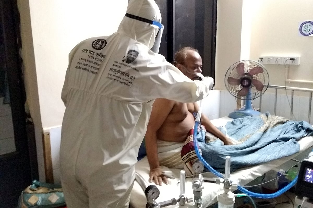 কুষ্টিয়ায় কোভিড–১৯ রোগীদের সেবা দিয়ে যাচ্ছেন একদল ছাত্রলীগ নেতা–কর্মী।