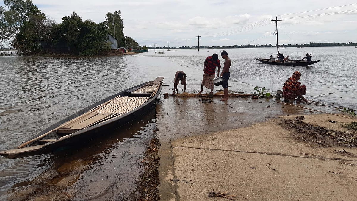 বর্ষায় প্রায় চার মাস হবিগঞ্জের লাখাই সদর ইউনিয়নের প্রধান সড়কটি ডুবে থাকে। গত মঙ্গলবার আমানুল্লাহপুর এলাকায়।