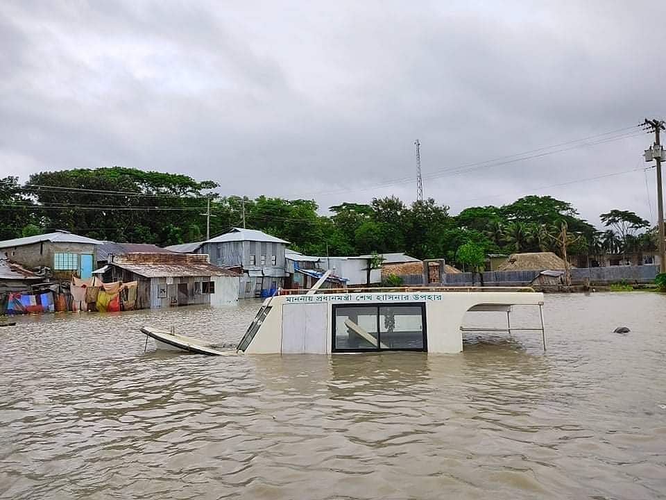 ব্যবহারের আগেই নষ্টের পথে প্রধানমন্ত্রীর দেওয়া নৌ অ্যাম্বুলেন্সটি
