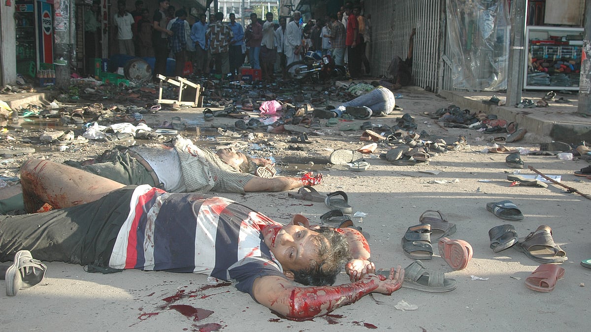 ২০০৪ সালের ২১ আগস্ট আওয়ামী লীগের দলীয় সমাবেশে গ্রেনেড হামলার পর হতাহতরা অনড় পড়ে আছেন ধ্বংসস্তূপে