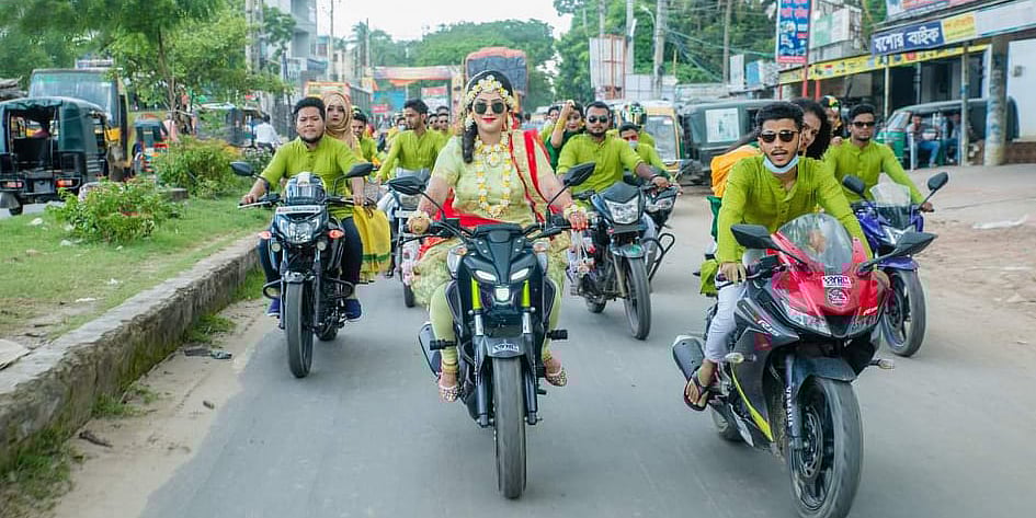যশোরে মোটরসাইকেলে করে সবাইকে নিয়ে গায়ে হলুদের অনুষ্ঠানে যোগ দেন কনে ফারহানা আফরোজ।