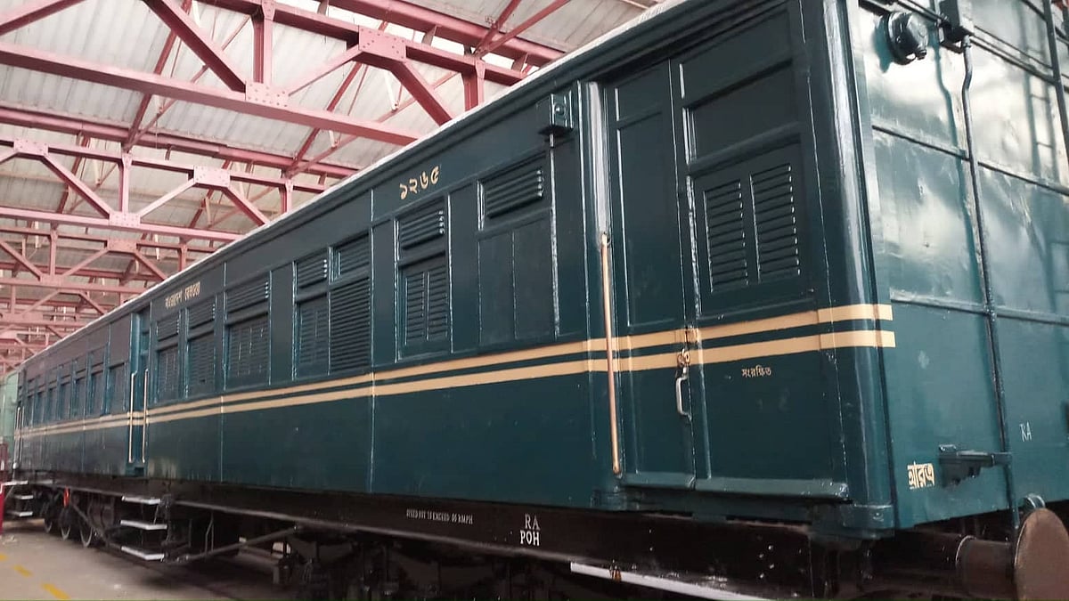 সৈয়দপুর রেলওয়ে কারখানার ক্যারেজ শপে শোভা পাচ্ছে ব্রিটিশ আমলের প্রেসিডেন্ট সেলুনটি। বৃহস্পতিবার সকালে।