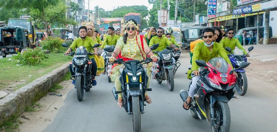 যশোরে মোটরসাইকেলে করে সবাইকে নিয়ে গায়ে হলুদের অনুষ্ঠানে যোগ দেন কনে ফারহানা আফরোজ