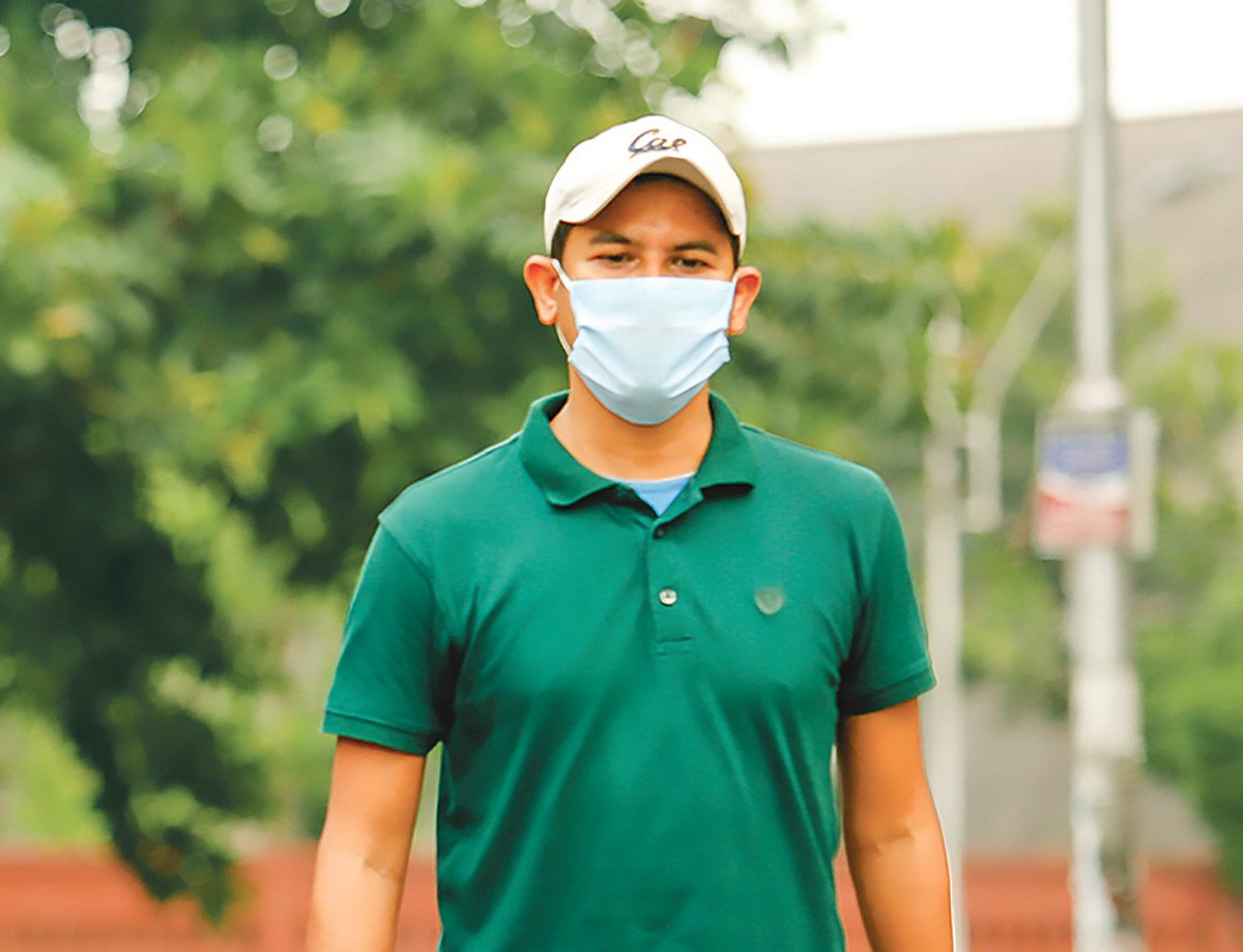 বিভিন্ন সময়ে নিজের সুরক্ষায় মাস্ক পরতে হয়েছে মানুষকে।