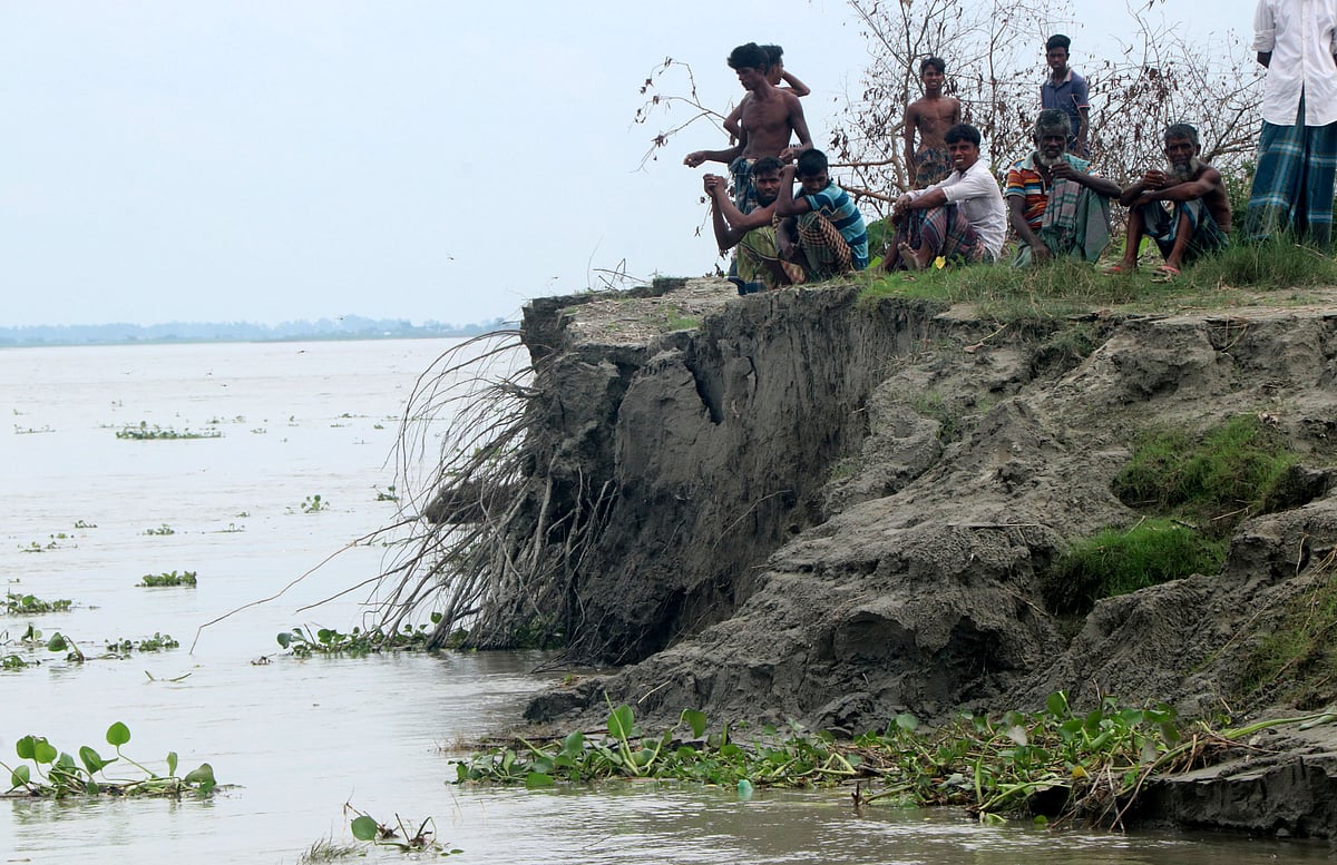 যমুনা নদীর পানি বিপৎসীমার ওপর দিয়ে প্রবাহিত হচ্ছে । ভাঙনের কবলে পড়েছে বগুড়ার সারিয়াকান্দি উপজেলার চরাঞ্চল। গত বৃহস্পতিবার উপজেলার আউচারপাড়া চরে ।