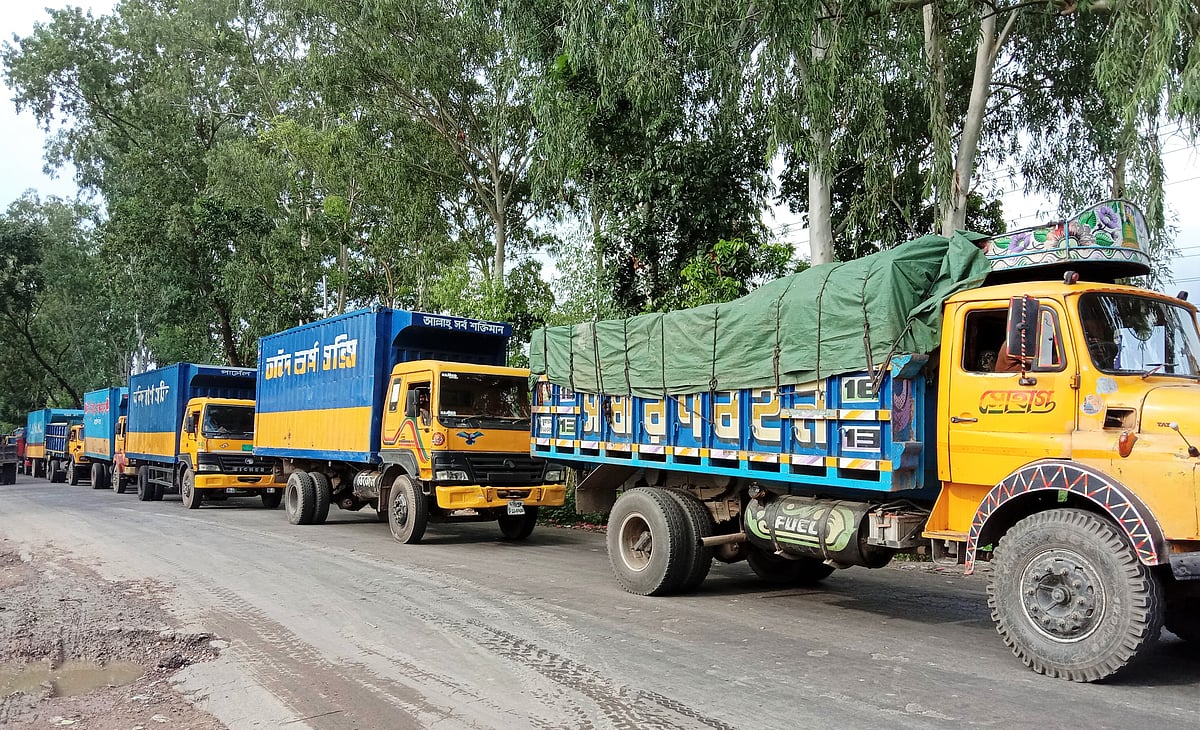 পাটুরিয়া–দৌলতদিয়া নৌপথের পাটুরিয়া ঘাটে পণ্যবাহী যানের দীর্ঘ সারি। ফেরিসংকটের কারণে গাড়িগুলো এখানে আটকে আছে। মঙ্গলবার দুপুরে উথলী-পাটুরিয়া সংযোগ সড়কের আরসিএল মোড় এলাকায়।