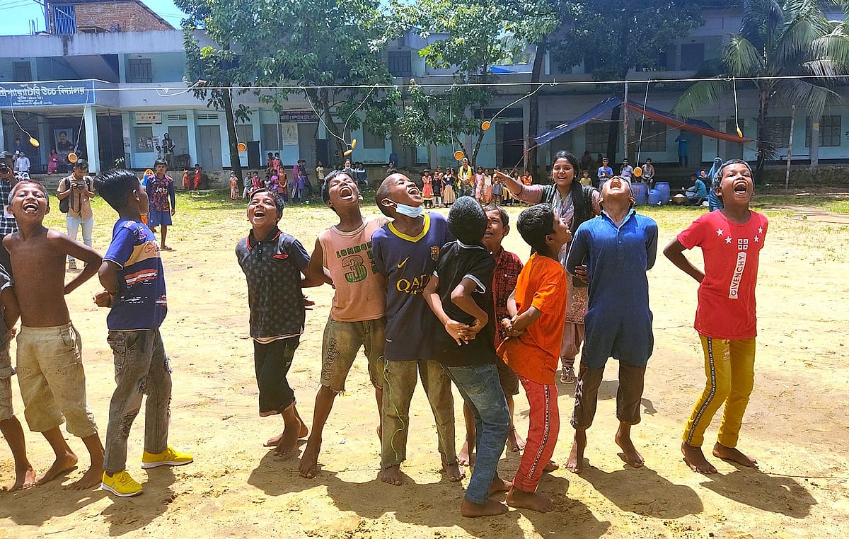 কক্সবাজারে ‘নতুন জীবন’ স্বেচ্ছাসেবী সংগঠনের আয়োজনে সুবিধাবঞ্চিত  শিশুদের আনন্দ উৎসব। আজ শুক্রবার দুপুরে।