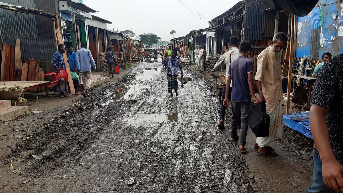 হবিগঞ্জের আজমিরীগঞ্জ পৌরসভার প্রায় সড়কই ভাঙাচোরা। সামান্য বৃষ্টি হলেই কাদাপানিতে একাকার অবস্থা
