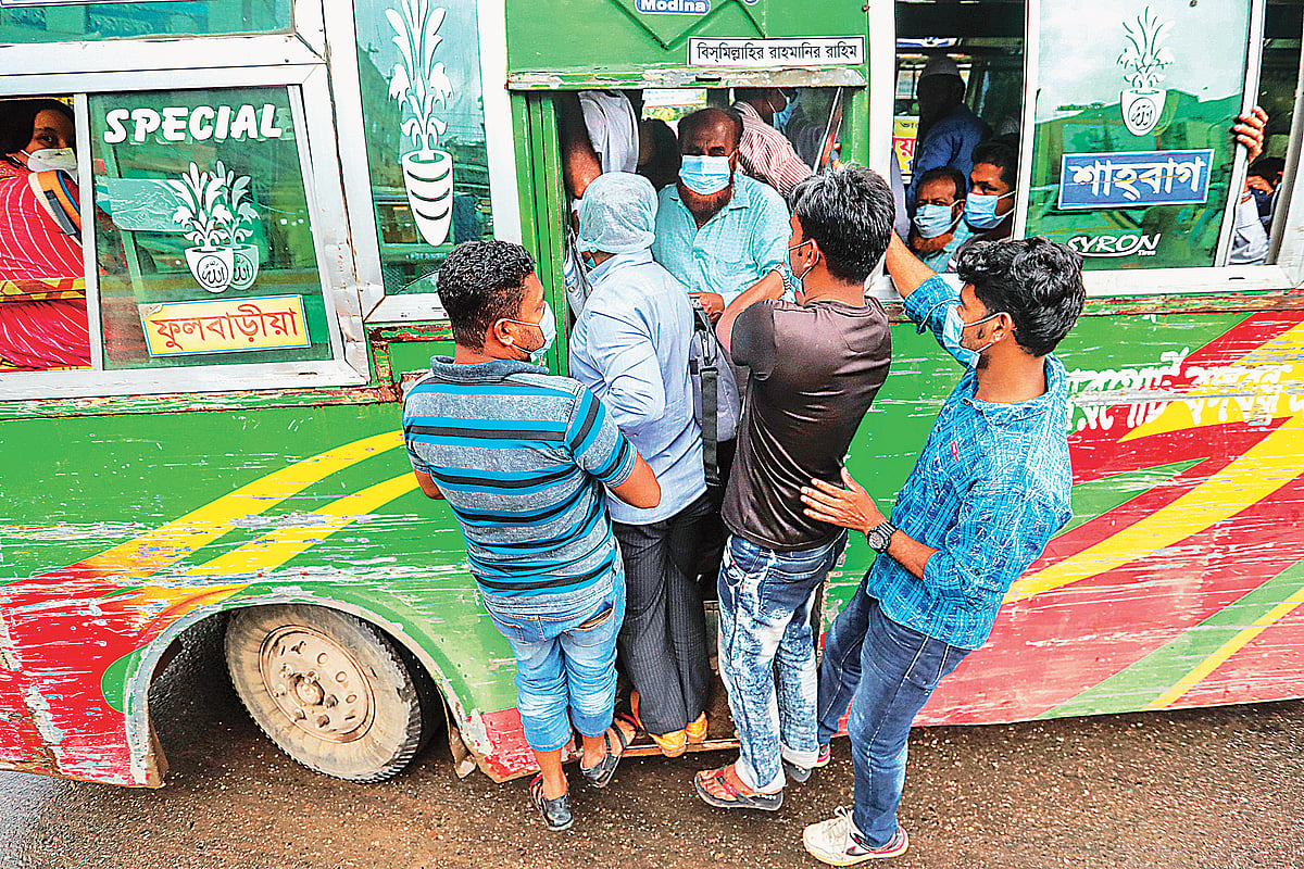 করোনার সংক্রমণ রোধে বাসে পাশাপাশি আসনে যাত্রী পরিবহন বন্ধ ছিল। এখন সব আসন পূর্ণ করে গতকাল থেকে বাসে যাত্রী পরিবহন চালু হয়েছে। প্রথম দিনেই যাত্রীরা গাদাগাদি করে গন্তব্যে যাচ্ছেন। এতে করোনা সংক্রমণের ঝুঁকি বাড়ছে। ফার্মগেট, ঢাকা, ১ সেপ্টেম্বর