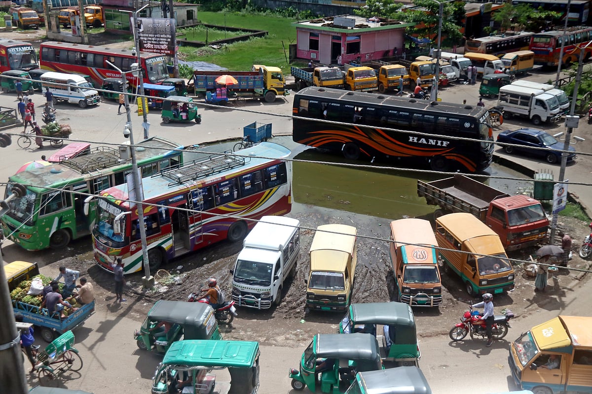 সিলেট নগরের দক্ষিণ সুরমার কদমতলী মুক্তিযোদ্ধা চত্বরে রাখা হয়েছে বাস, ট্রাক, লেগুনা। জমেছে পানি। সম্প্রতি তোলা ছবি।