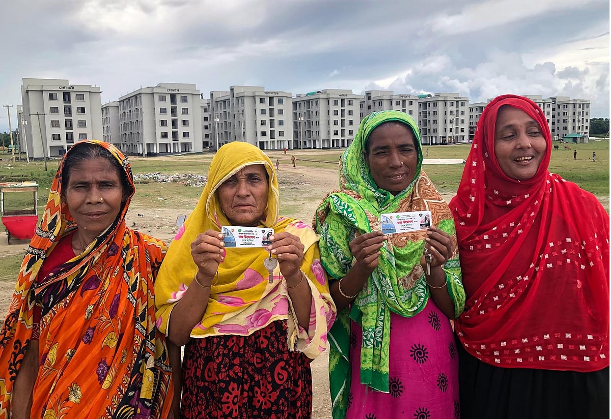 খুরুশকুল বিশেষ আশ্রয়ণ প্রকল্পে ১ হাজার ১ টাকায় ফ্ল্যাটবাড়ি পেয়ে মহাখুশি  কক্সবাজার সমুদ্র উপকূলের শ্রমজীবী নারীরা। তাঁদের হাতে ফ্ল্যাটের চাবি। গত রোরবার বিকালে