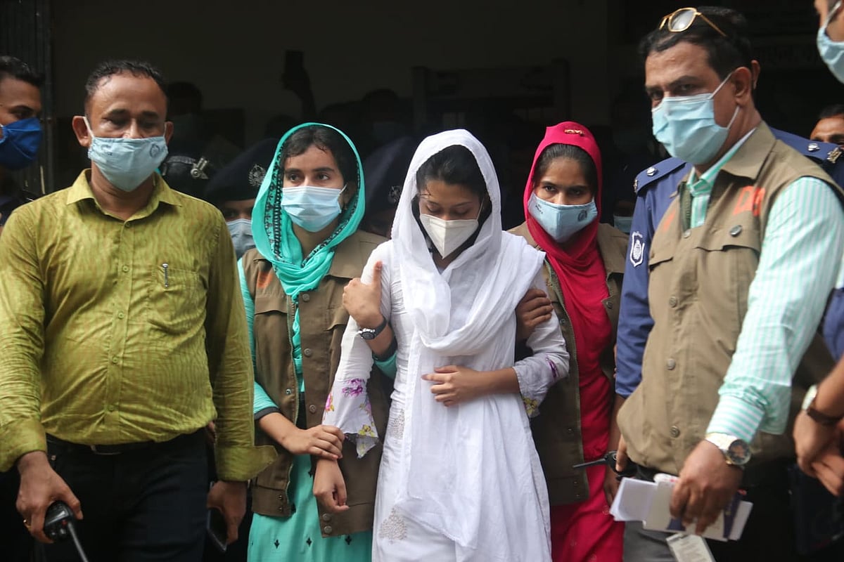 রায় ঘোষণার পর কারাগারে নেওয়া হচ্ছে আয়শা সিদ্দিকা মিন্নিকে। আজ বরগুনা জেলা ও দায়রা জজ আদালত প্রাঙ্গণে।