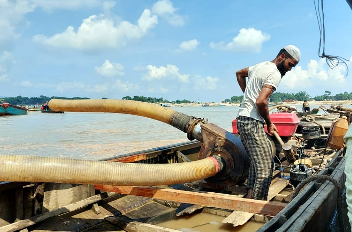নৌকাগুলোর ইঞ্জিনের সঙ্গে যুক্ত থাকে দীর্ঘ পাইপ। নৌকা চলন্ত অবস্থায় ওই পাইপ দিয়ে পানির তলদেশ থেকে তোলা হয় বালু। সিলেট, ৩ সেপ্টেম্বর