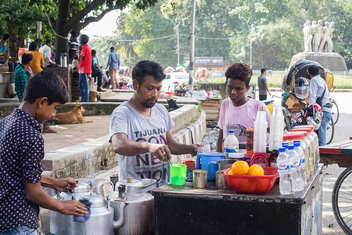 রকমারি চায়ের স্বাদ নিতে যেতে হবে ঢাকা বিশ্ববিদ্যালয়ের টিএসসিতে। তবে সব দোকান খোলেনি এখনো। আগের সেই ভিড়ও নেই
