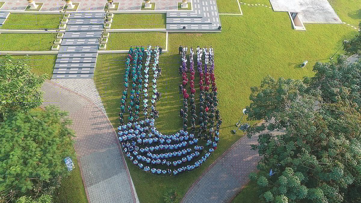 ইউনিলিভার প্রায় ২০ হাজার কর্মীর পরিবার। ২০১৯ সালের শেষ দিকে কর্মীদের নিয়ে প্রতিষ্ঠানটির বার্ষিক আয়োজন ‘বিজনেস ডে’ শেষে একাংশ দাঁড়িয়ে তৈরি করে ফেলেন ইউনিলিভারের লোগো। সিলেটের একটি রিসোর্টে।