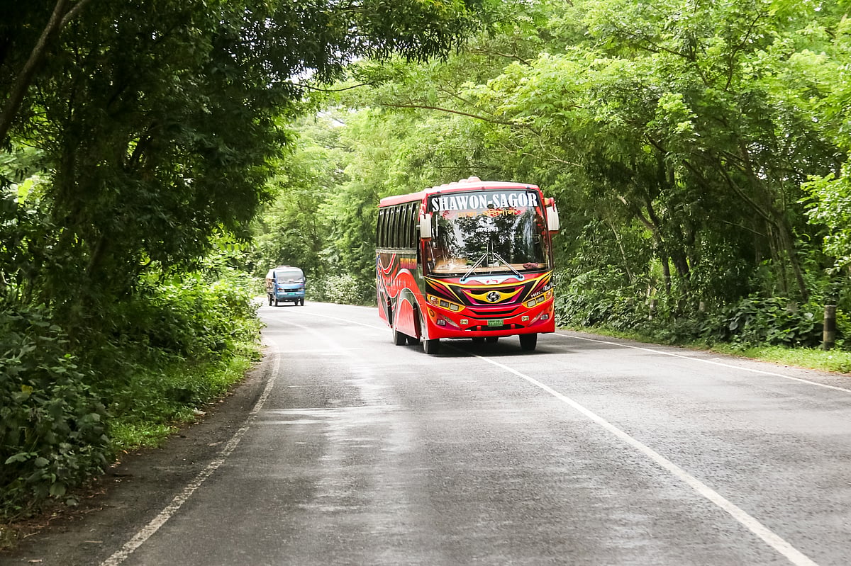 ঢাকা-বরিশাল মহাসড়কে বরিশাল অংশের বেশির ভাগ বাঁকে নেই সাংকেতিক চিহ্ন। ছবিটি শনিবার উজিরপুর উপজেলার নতুন শিকারপুর এলাকা থেকে তোলা।
