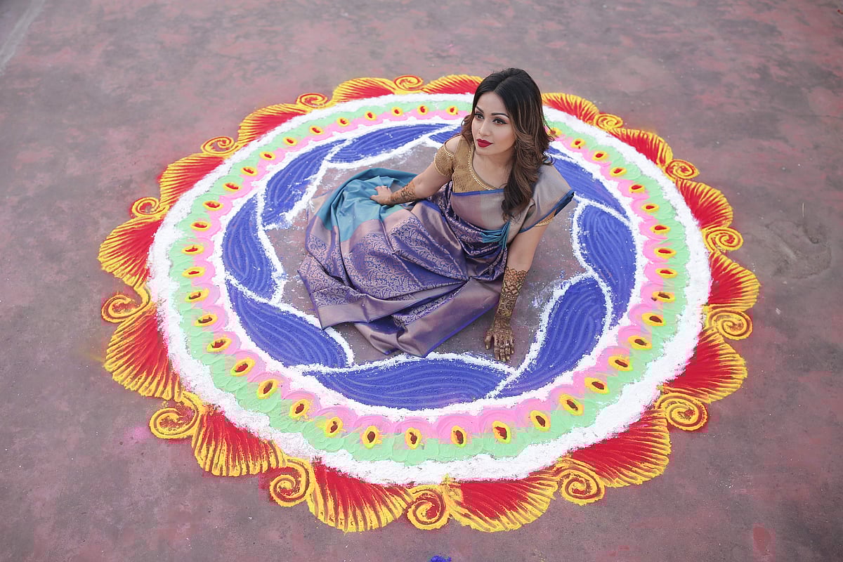 আলপনায় সাজানো বিয়েবাড়ি। মডেল: তাজ্জি