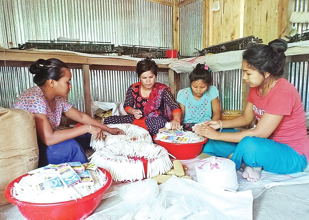 মোমবাতি বানাচ্ছেন চার শিক্ষার্থী।