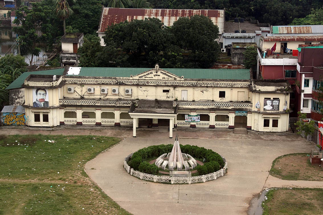 স্থাপত্যশৈলীর অনন্য নিদর্শন কুমিল্লা টাউন হল। কুমিল্লা, ৩ সেপ্টেম্বর