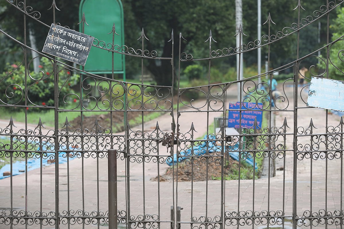কোলাহলে মুখর থাকা রমনা পার্কের সেই চিরচেনা রূপ এখন আর দেখা যাচ্ছে না। লকডাউনের পর আর খোলা হয়নি পার্কটি। সম্প্রতি পার্কের মৎস্য ভবন সংলগ্ন গেটের সামনে