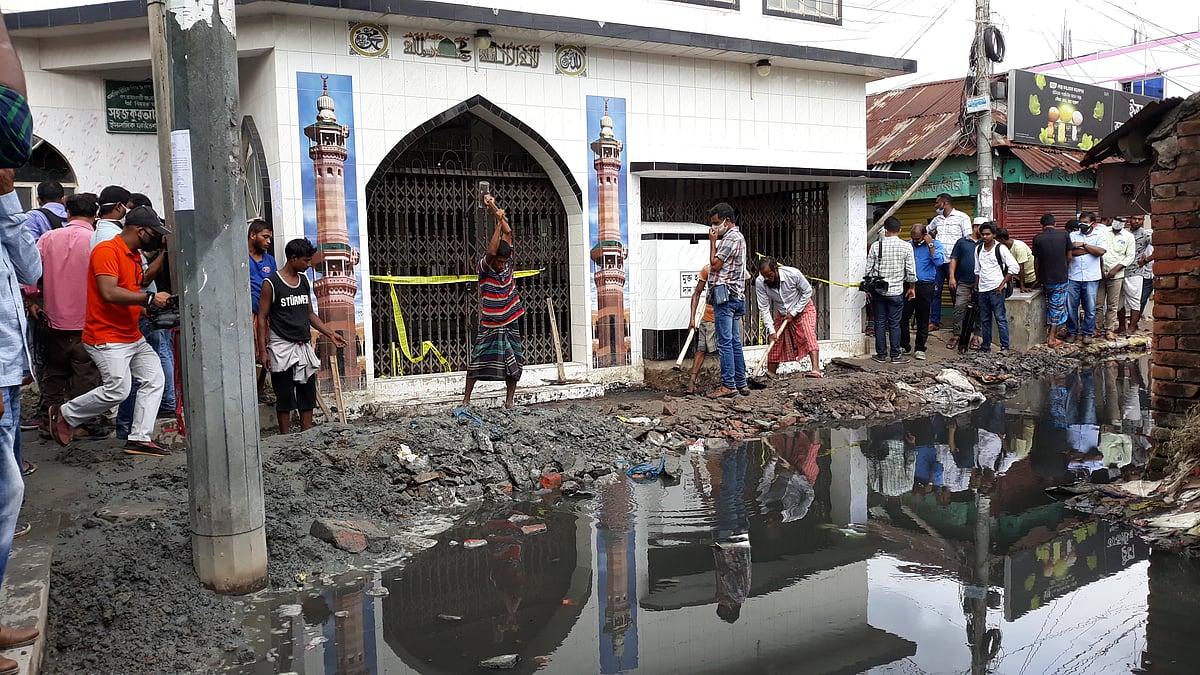 নারায়ণগঞ্জের মসজিদে গ্যাস লিকেজ থেকে বিস্ফোরণ হয়েছে কিনা নিশ্চিত হতে সোমবার সকাল থেকে তিতাস গ্যাস কর্তৃপক্ষ মাটি খোঁড়ার কাজ শুরু করেছে