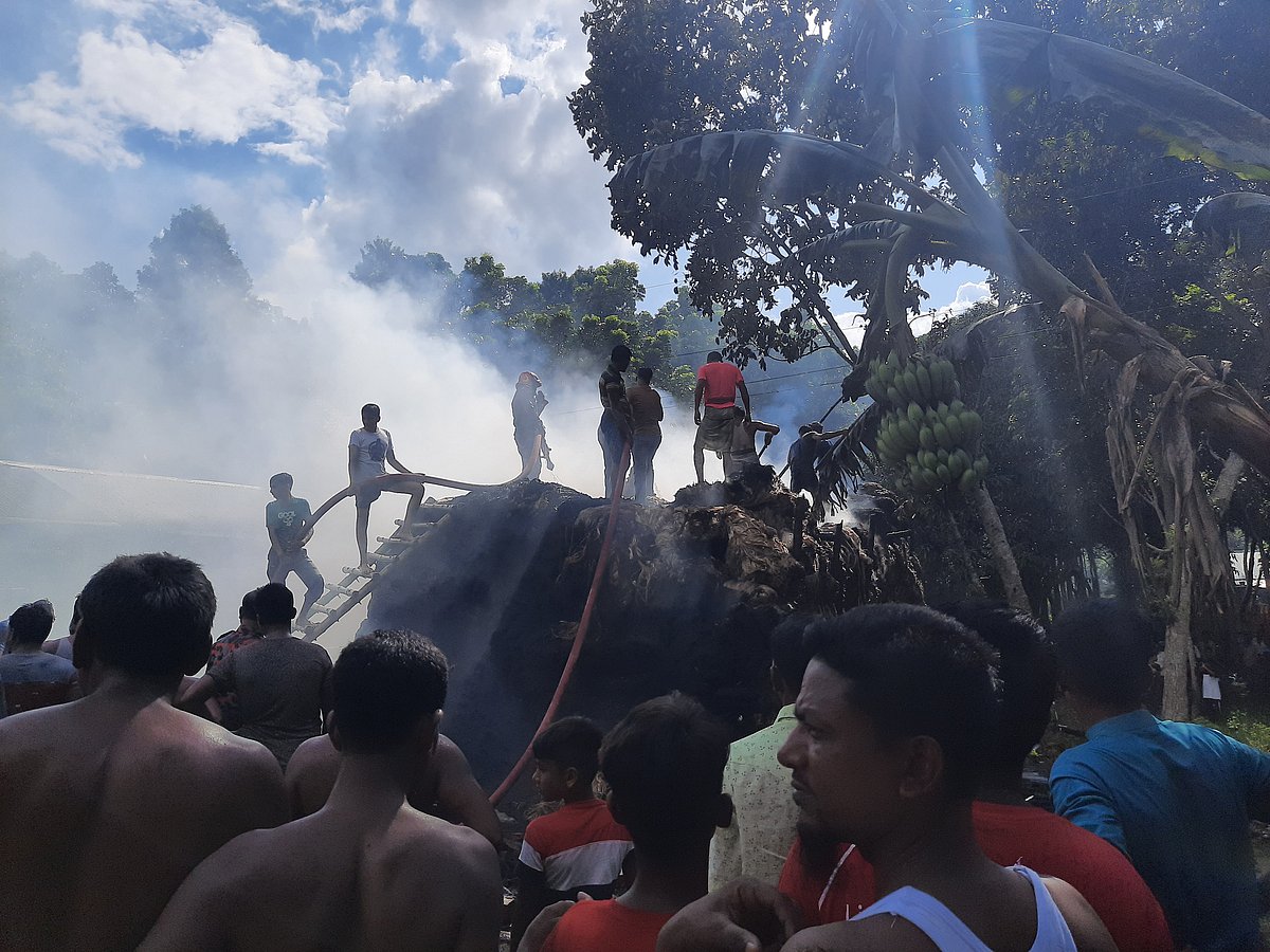 আগুন লেগে পাটের দুটি গুদাম পুড়ে গেছে। ফরিদপুরের বোয়ালমারী উপজেলার দাদপুর ইউনিয়নের চিতার বাজারে।
