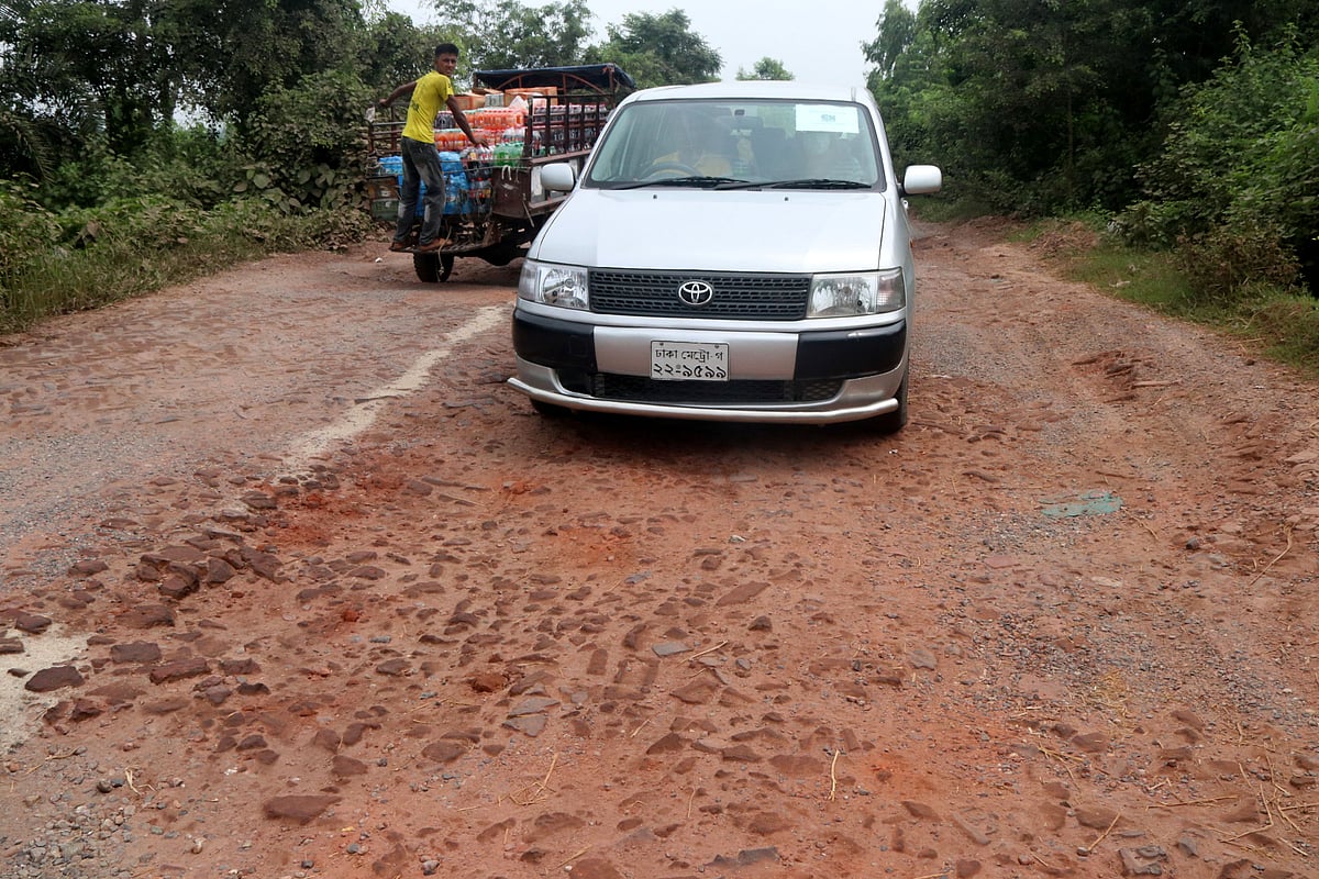 সড়কে সৃষ্টি হয়েছে বড় বড় গর্তের। ইট দিয়ে সেসব স্থান সংস্কার হয়েছে। ৭ সেপ্টেম্বর বগুড়া-নাটোর সড়কের নন্দীগ্রাম উপজেলার কাথম এলাকায়