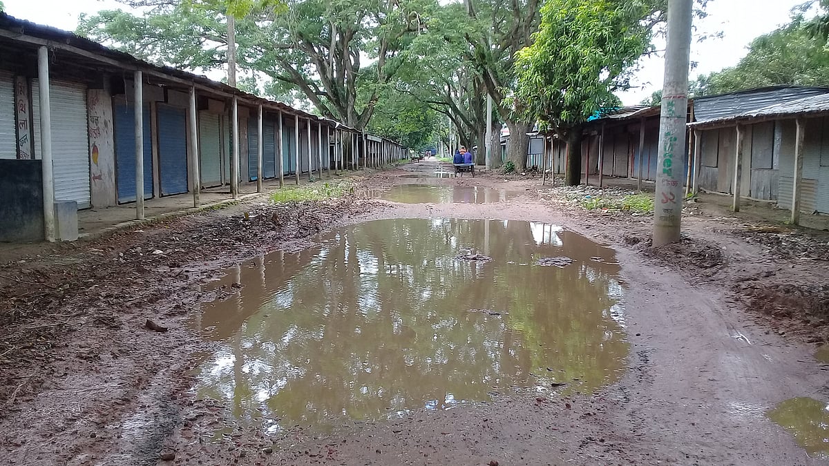 ঝিনাইদহ কোটচাঁদপুর পৌরসভার প্রবেশ পথটির ৫০০ মিটারে বড় বড় গর্ত হয়ে জমে থাকে পানি। সম্প্রতি তোলা।