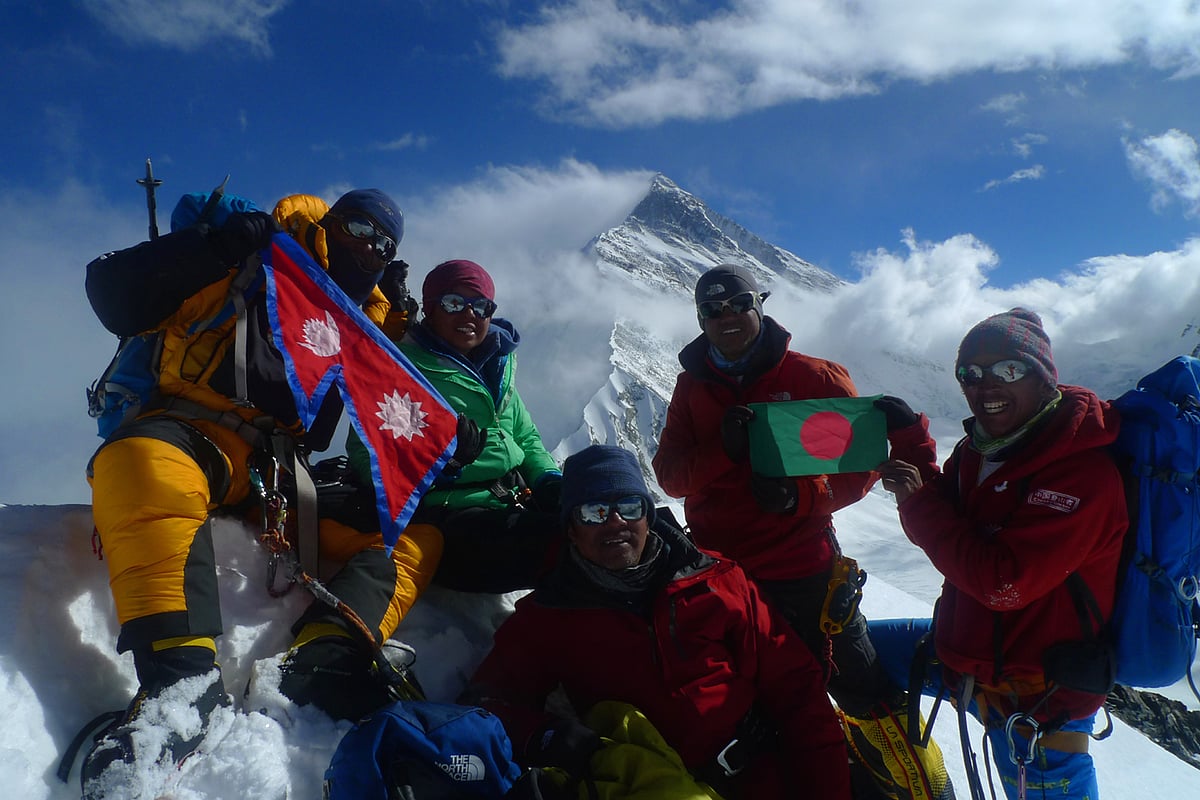 লাকপা-রি শীর্ষে বাংলাদেশ ও নেপালের পতাকা হাতে লেখক ও তাঁর সঙ্গীরা