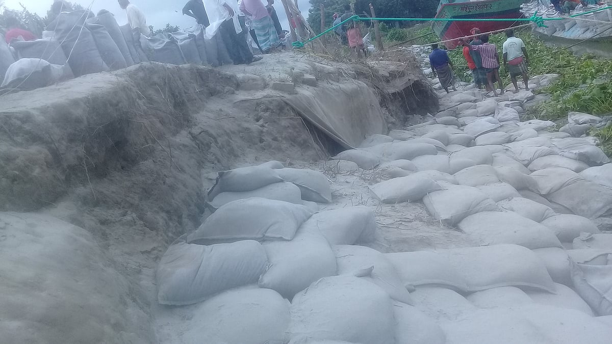 মেঘনা-ধনাগোদা সেচ প্রকল্পের মূল বেড়িবাঁধের ধসে পড়া স্থানে বালুর বস্তা ফেলেছে পাউবো কর্তৃপক্ষ। বেড়িবাঁধটির জনতাবাজার ও আমিরাবাদ এলাকার মধ্যবর্তী স্থান থেকে আজ সোমবার তোলা ছবি