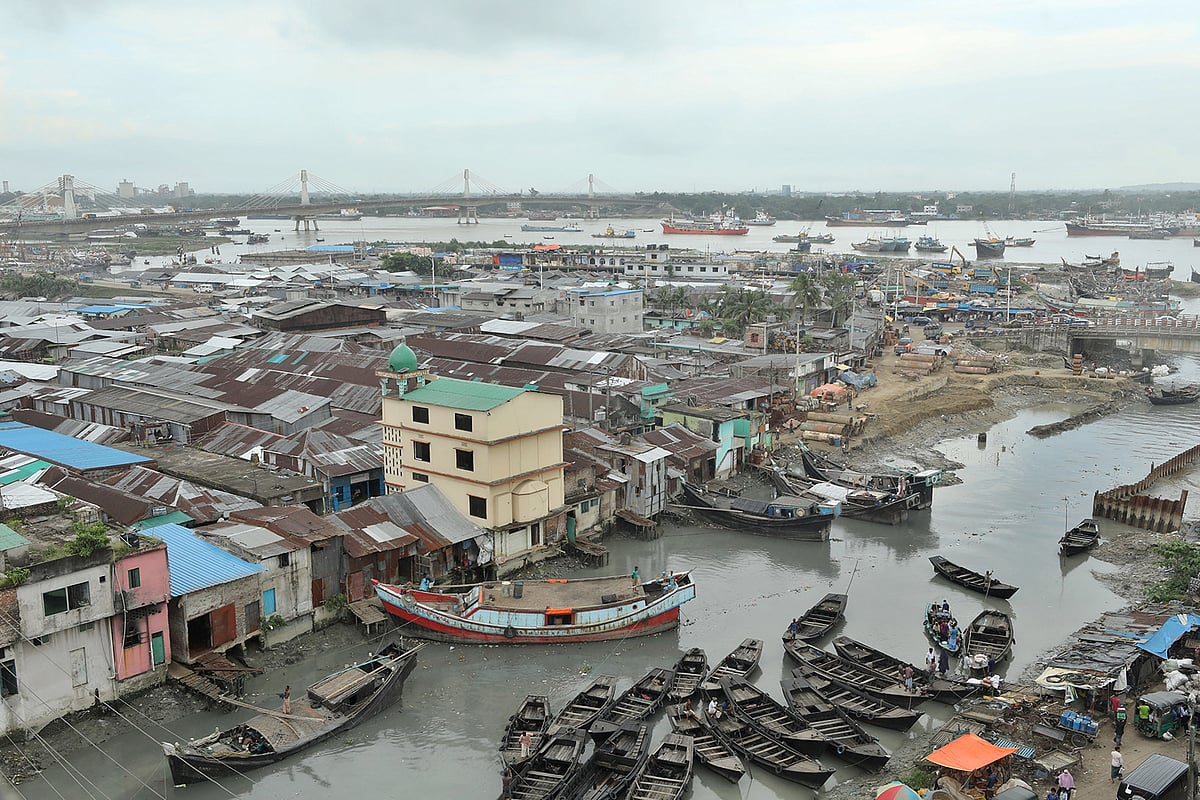 প্রতিবছর দখল হচ্ছে কর্ণফুলী নদীর দুই তীর। সংকীর্ণ হতে হতে নদীটি এখন খালে রূপ নিয়েছে। গতকাল চট্টগ্রামের শাহ আমানত সেতুর উত্তর
পাড় এলাকায়