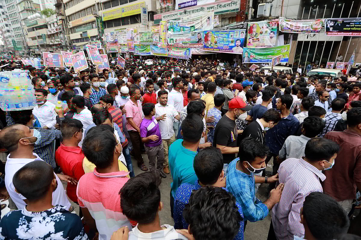 উপনির্বাচনে দলীয় মনোনয়নপত্র জমা দিতে ছোট ছোট মিছিল নিয়ে আসেন মনোনয়নপ্রত্যাশীরা
