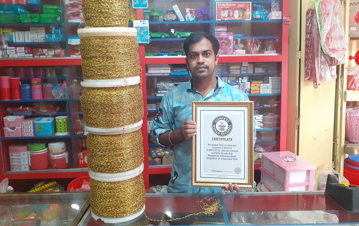 নিজেদের ব্যবসা প্রতিষ্ঠানে নিজের তৈরি চেইন ও বিশ্ব রেকর্ডের সনদ হাতে পার্থ
