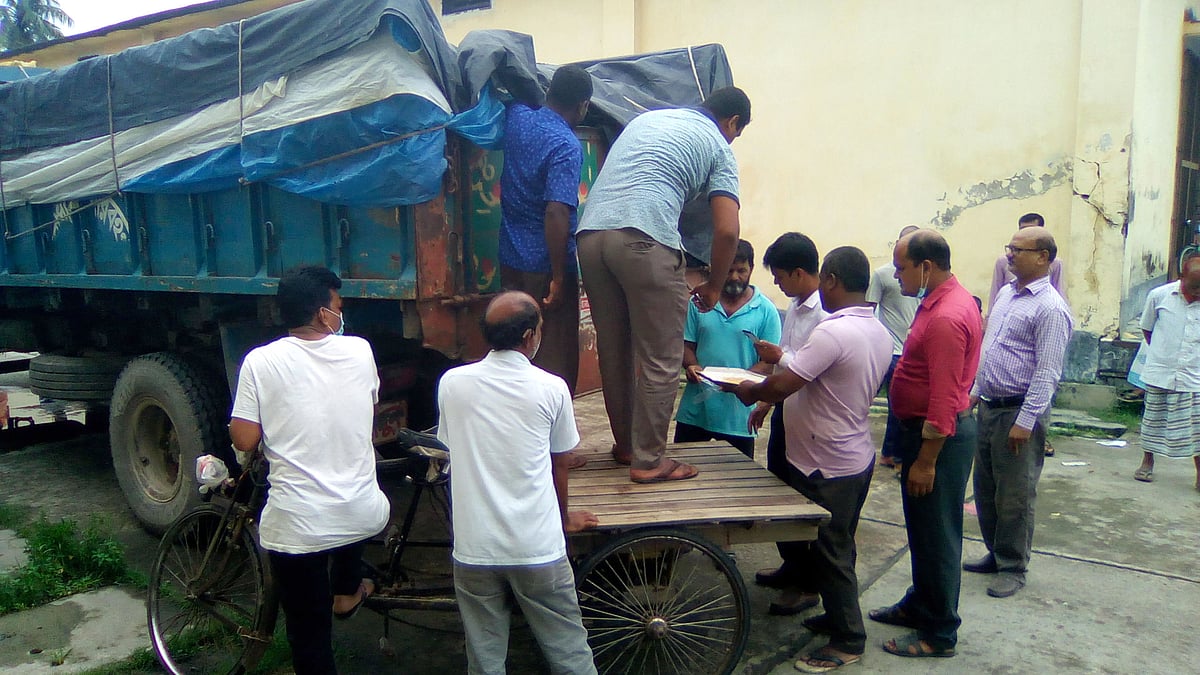 বস্তা থেকে চালের নমুনা যাচাই করে দেখছেন সৈয়দপুর উপজেলা সহকারী কমিশনার (ভূমি) ও নির্বাহী ম্যাজিস্ট্রেট রমিজ আলম (ডান থেকে চতুর্থ)