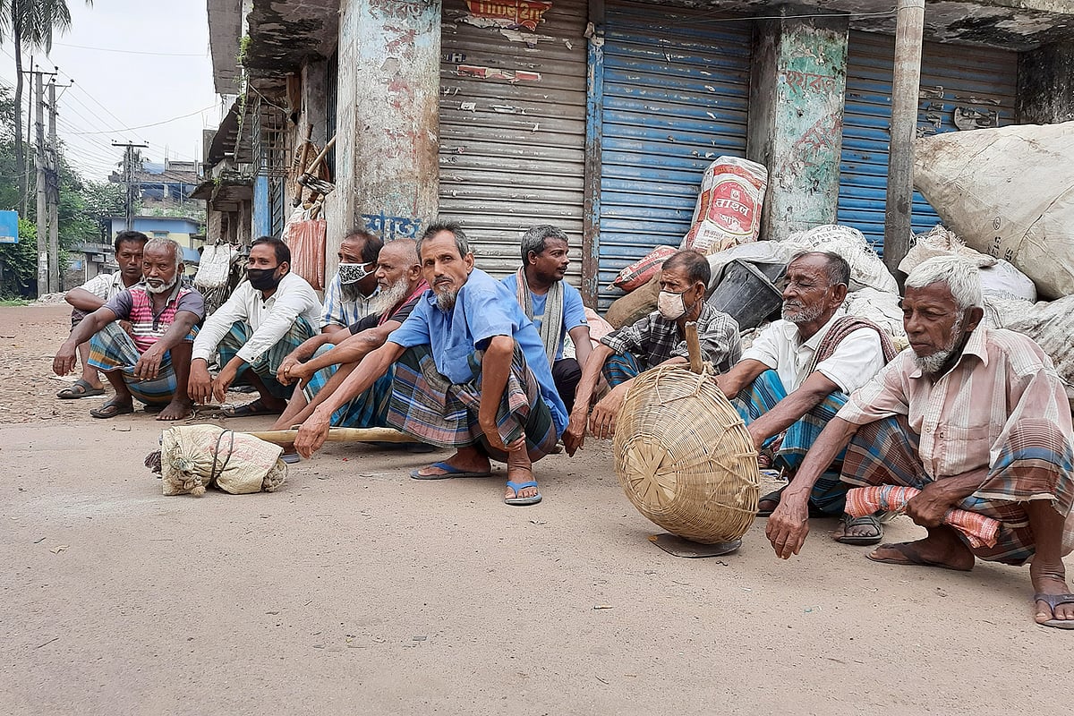 দিনাজপুর শহরের ষষ্ঠীতলা মোড়। স্থানীয়ভাবে পরিচিত শ্রমের বাজার হিসেবে। সেখানে কাজের অপেক্ষায় বসে আছেন কয়েকজন শ্রমজীবী মানুষ। গত শনিবার সকালে