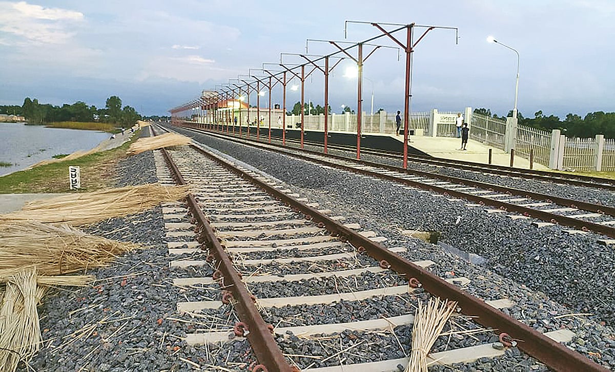 পাবনার ঈশ্বরদী–ঢালারচর রেলপথে পাটখড়ি শুকান স্থানীয়রা। সম্প্রতি ঢালারচর স্টেশনে