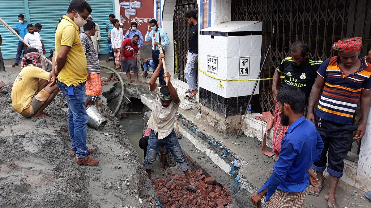 তিতাস গ্যাস কর্তৃপক্ষের মাটি খোঁড়ার কাজ চলছে।