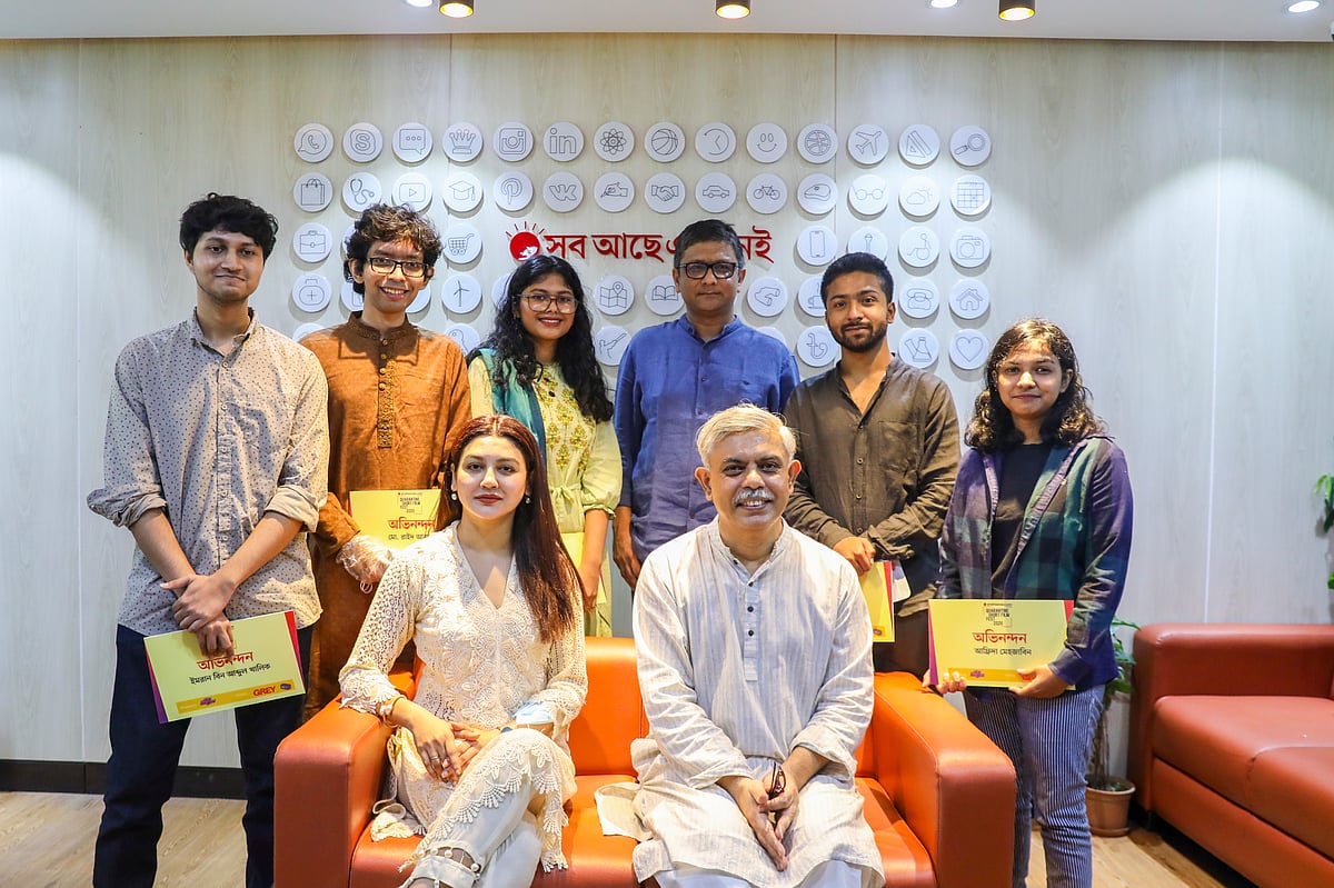 ইমরান বিন আবদুল খালিদ, মো. রাইদ আরমান, আফ্রিদা মেহজাবিন, নির্মাতা পিপলু আর খান, অভি রহমান, রাদিয়া রুহুল (বাঁ থেকে) এবং (বসে) জয়া আহসান ও আনিসুল হক