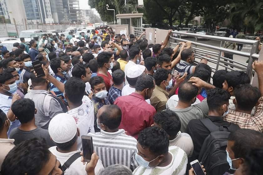 উড়োজাহাজের টিকিট পাচ্ছেন না সৌদি আরব থেকে ছুটিতে এসে আটকে পড়া প্রবাসীরা। টিকিটের দাবিতে আজ বিক্ষোভ করেন তাঁরা। কারওয়ান বাজার, ঢাকা, ২৯ সেপ্টেম্বর