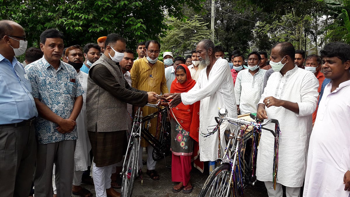 তথ্যমন্ত্রীর অনুদানে বাবা-মেয়ের জন্য দুটি রিকশা ভ্যান ও পাঁচ হাজার টাকা দেন পঞ্চগড় জেলা পরিষদের চেয়ারম্যান আনোয়ার সাদাত