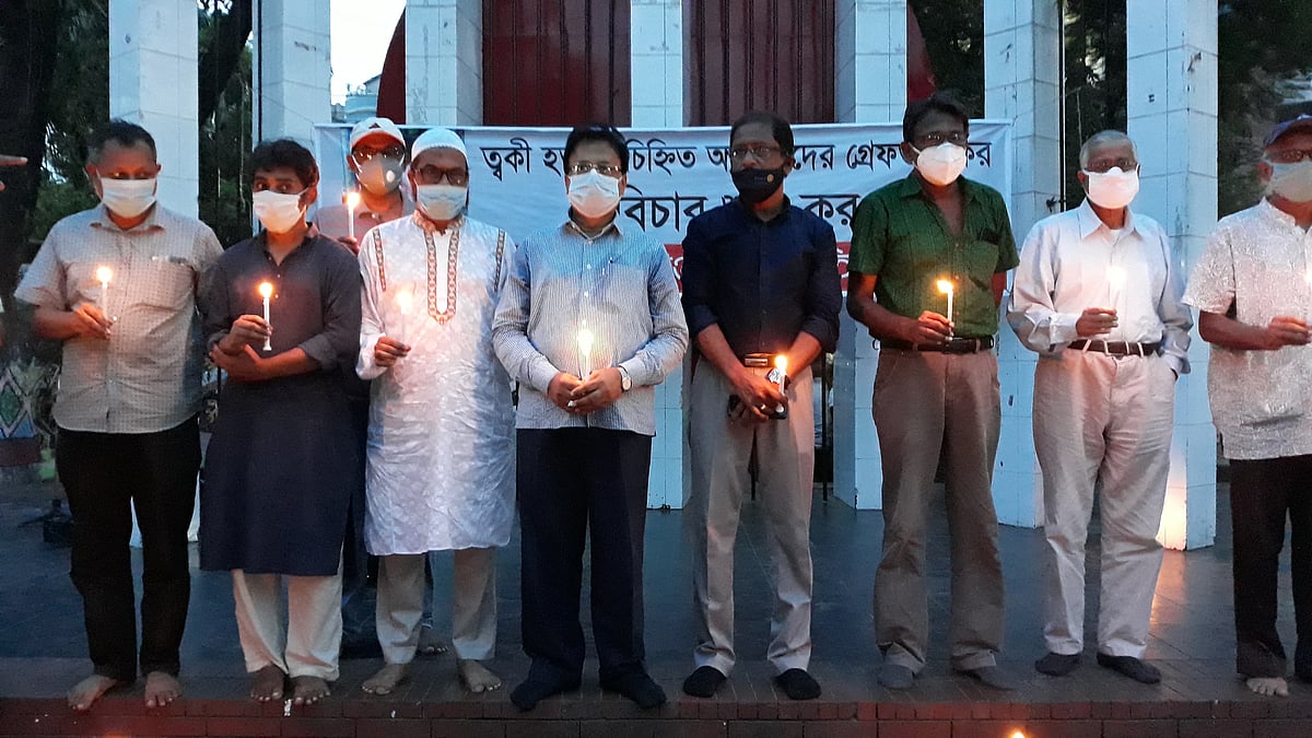 নারায়ণগঞ্জ সাংস্কৃতিক জোটের আয়োজনে প্রজ্জ্বালন কর্মসূচি। মঙ্গলবার বিকেলে নারায়ণগঞ্জের কেন্দ্রীয় শহীদ মিনার প্রাঙ্গণে