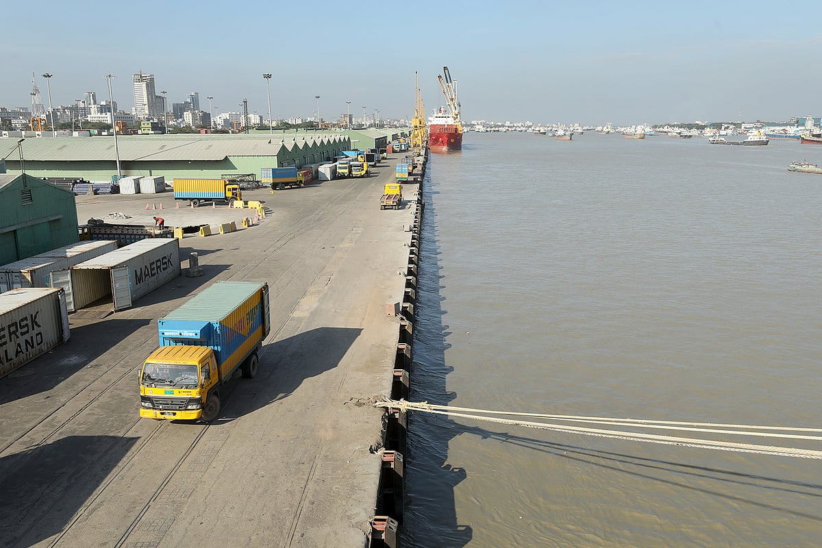 জাহাজের অভাবে এখন প্রায় প্রতিদিন এভাবে ফাঁকা থাকে চট্টগ্রাম বন্দরের জেটি। বৃহস্পতিবার বিকেল চারটায় বন্দরের জিসিবি এলাকায়