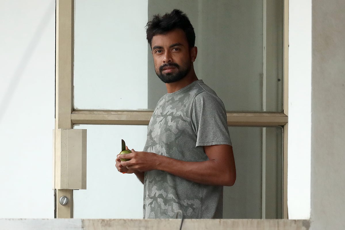 একাডেমি ভবনে এভাবেই বিচ্ছিন্ন জীবন কাটছে আবু জায়েদের।